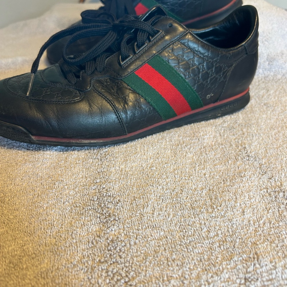 Gucci Black Sneakers with Signature Green and Red Stripe 10G